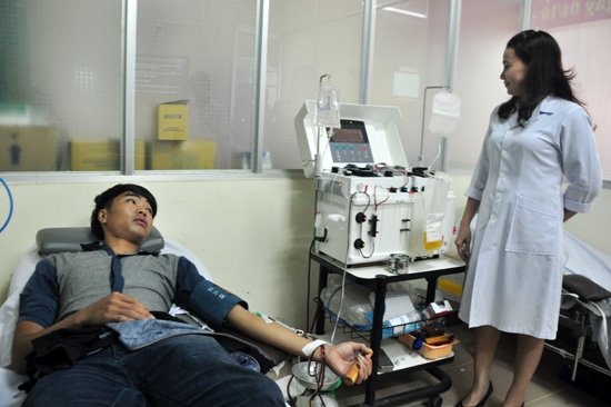 Sinh viên Lý Trung Hậu đang được lấy máu để tiếp cho bệnh nhân