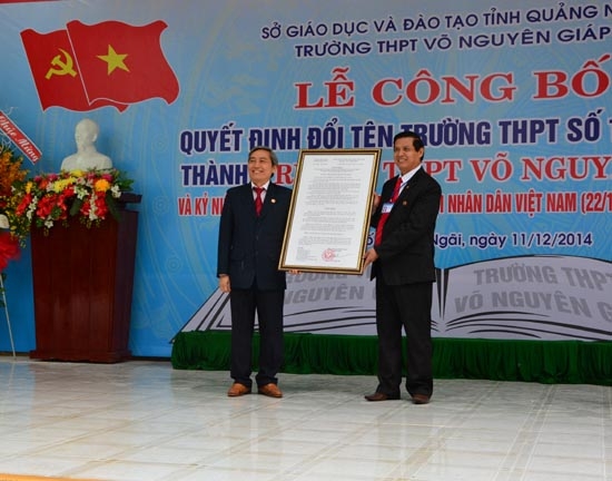 Phó Chủ tịch UBND tỉnh Lê Quang Thích trao Quyết định đổi tên thành Trường THPT Võ Nguyên Giá CHOp 