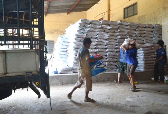 Người dân mua phân bón tại Công ty CP Vật tư kỹ thuật nông lâm nghiệp Quảng Ngãi.