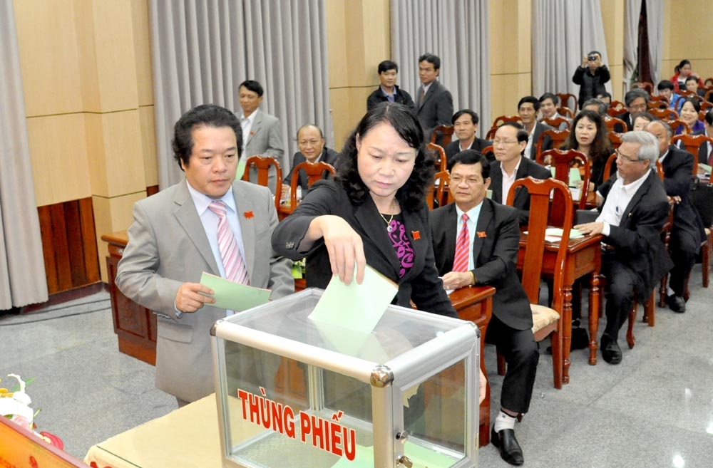 Đại biểu tham gia bỏ phiếu.