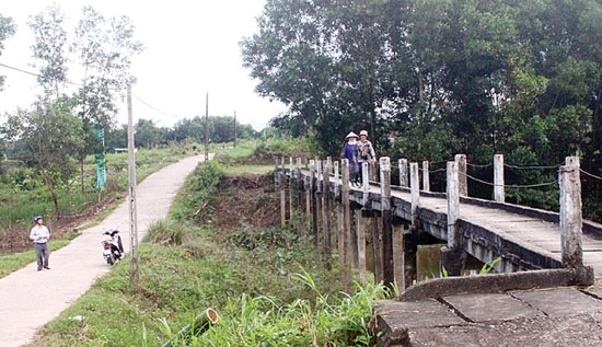 Vì mặt cầu Sông Cung quá thấp nên mỗi khi ngập nước , người dân lại di chuyển trên chiếc cầu tạm bợ rất nguy hiểm .