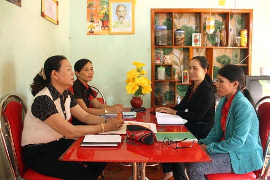 Cán bộ phụ nữ huyện Minh Long thường xuyên đến nhà hội viên tuyên truyền việc học tập và làm theo Bác.