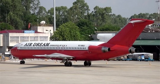 Chiếc máy bay Boeing 727-223 dầm mưa dãi nắng 7 năm qua tại sân bay Nội Bài. Ảnh: VEF