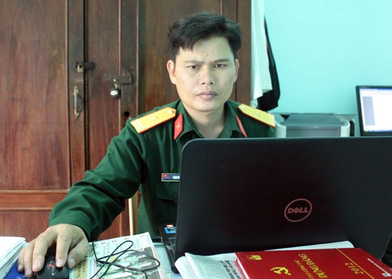 Thiếu tá Đinh Văn Hùng luôn hết lòng vì công việc.