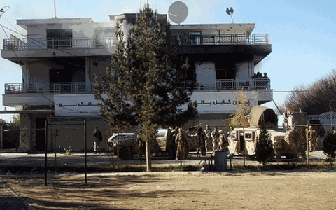 Lực lượng an ninh Afghanistan canh gác ngân hàng sau vụ tấn công (Ảnh AP)