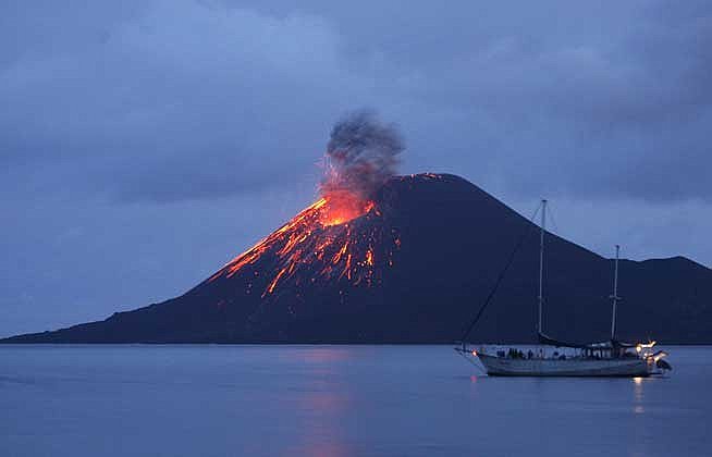 Núi lửa Gamalama trong một lần phun trào - Ảnh: zmescience.com