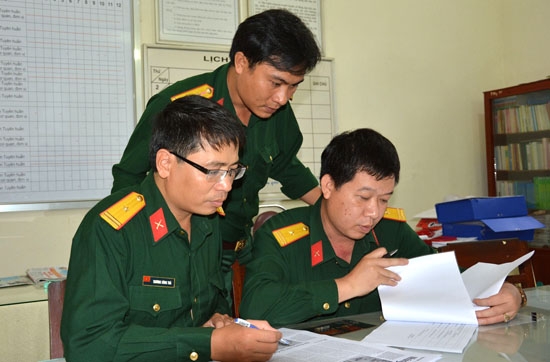 Thiếu tá Sông Trà (bên trái) cùng đồng đội trao đổi nghiệp vụ. Ảnh: T.Q