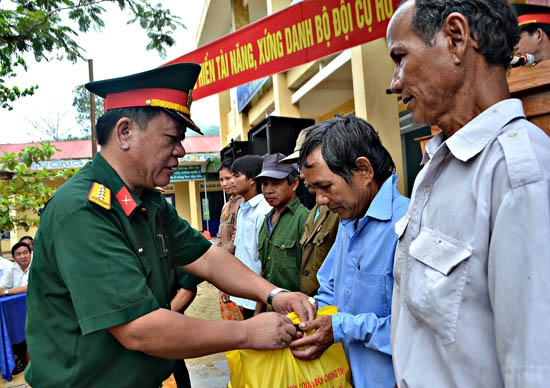 Bộ CHQS tỉnh tặng quà cho đồng bào dân tộc vùng An toàn khu Ba Chùa (Ba Tơ). 