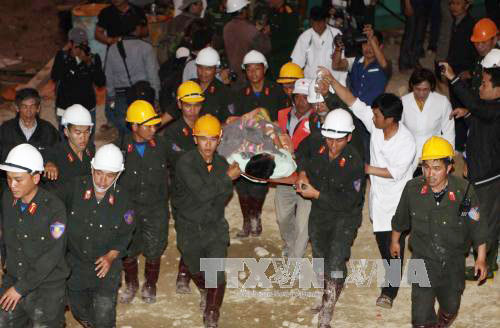  Toàn bộ 12 công nhân bị mắc kẹt sau sự cố sập hầm thủy điện Đa Dâng - Đa Chomo (Lâm Đồng) đã được cứu sống và đưa ra ngoài an toàn. Ảnh: Dương Giang – TTXVN