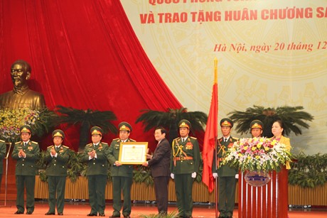 Chủ tịch nước Trương Tấn Sang trao Huân chương Sao Vàng cho Bộ Quốc phòng - Ảnh: VGP/Lê Sơn