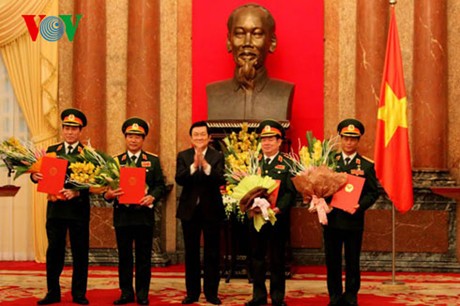Chủ tịch nước Trương Tấn Sang trao quyết định thăng quân hàm cho 4 đồng chí.