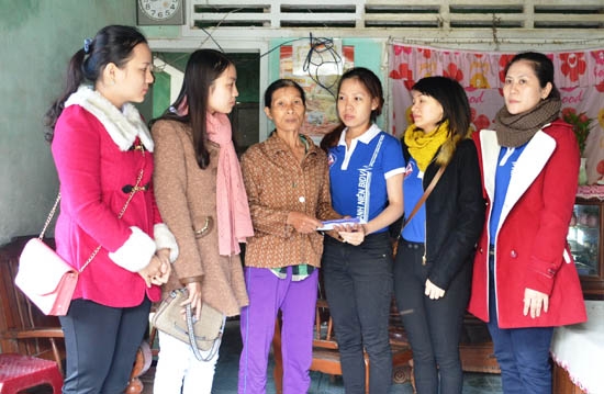 Đại diện Đoàn Thanh niên BIDV Quảng Ngãi trao quà cho bà Nguyễn Thị Tuyết.