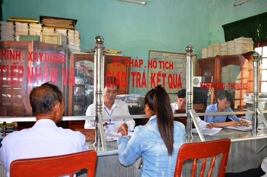 Người dân làm thủ tục tại bộ phận “một cửa” của UBND xã Phổ Thuận.