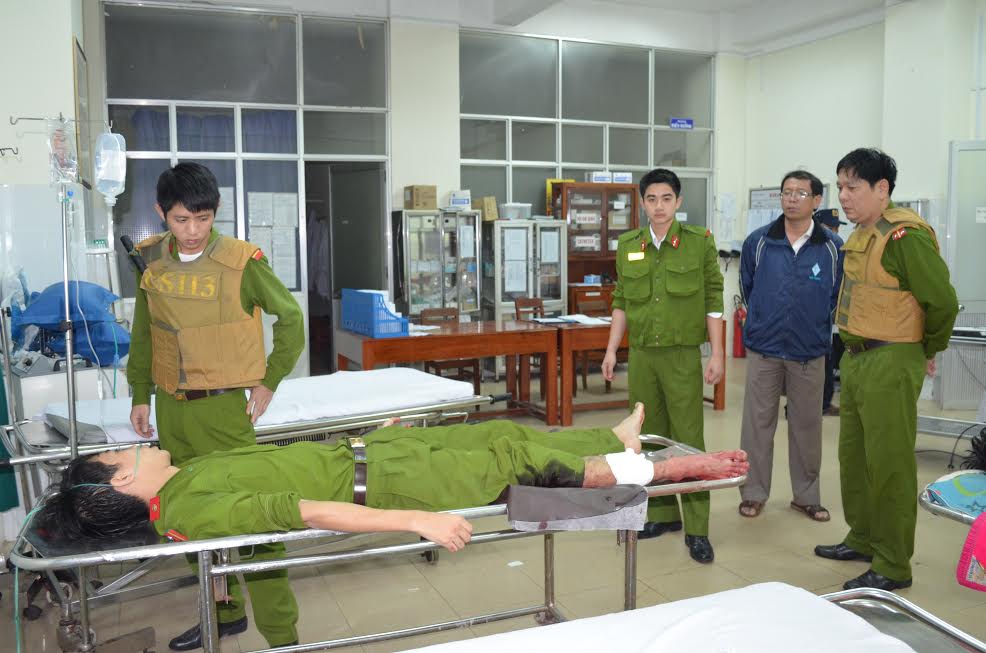 Chiến sĩ CS113 bị thương được đưa đi cấp cứu tại BVĐK Quảng Ngãi.
