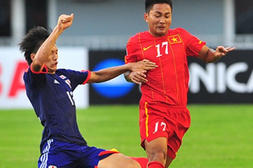 Tuấn Tài (phải) trong màu áo U-19 VN. Anh sẽ được HLV Ngô Quang Trường (SLNA) sử dụng tại V-League 2015 - Ảnh: S.H.