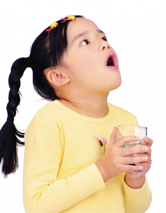  Thường xuyên chải răng, súc miệng nước muối để phòng bệnh viêm đường hô hấp.
