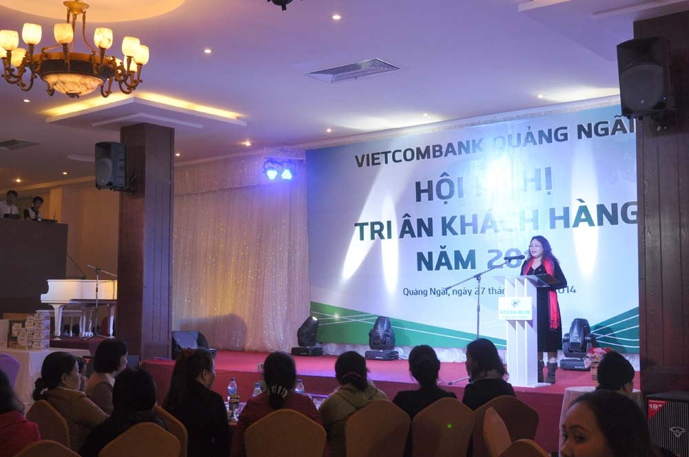 Bà Phạm Thị Thúy Kiều- Giám đốc Vietcombank Quảng Ngãi tri ân khách hàng.
