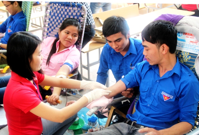 Phong trào hiến máu tình nguyện được đông đảo ĐVTN trường tham gia hưởng ứng
