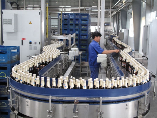 Công ty Cp Đường Quảng Ngãi là một trong những doanh nghiệp nộp ngân sách lớn của tỉnh. Trong ảnh: Dây chuyền sản xuất bia chai của công ty.                                 Ảnh: Đ.L