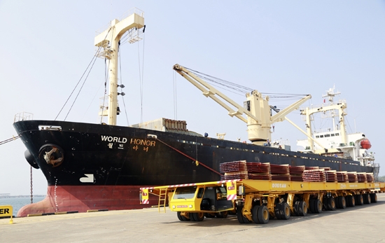 Kim ngạch xuất khẩu của tỉnh năm 2014 đạt 650 triệu USD, vượt xa chỉ tiêu Nghị quyết là đạt 500 triệu USD vào năm 2015. Trong ảnh: Xuất khẩu hàng hóa qua cảng Dung Quất.                                                                     