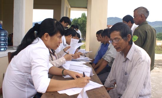 Cán bộ UBND huyện Sơn Hà tiếp nhận, giải quyết kiến nghị của người dân.