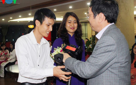  Tổng Giám đốc Đài Tiếng nói Việt Nam Nguyễn Đăng Tiến chúc mừng các phóng viên Kênh Truyền hình Quốc hội lên đường nhận nhiệm vụ (Ảnh: Kim Anh)