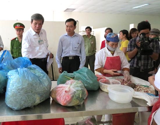 Đoàn kiểm tra liên ngành kiểm tra thực phẩm tại 1 cơ sở kinh doanh dịch vụ ăn uống trên địa bàn thành phố Quảng
