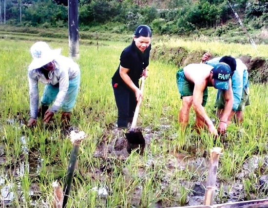 Chị Đinh Thị Út (áo đen) nhiệt tình hướng dẫn cho bà con cách làm ruộng lúa nước.