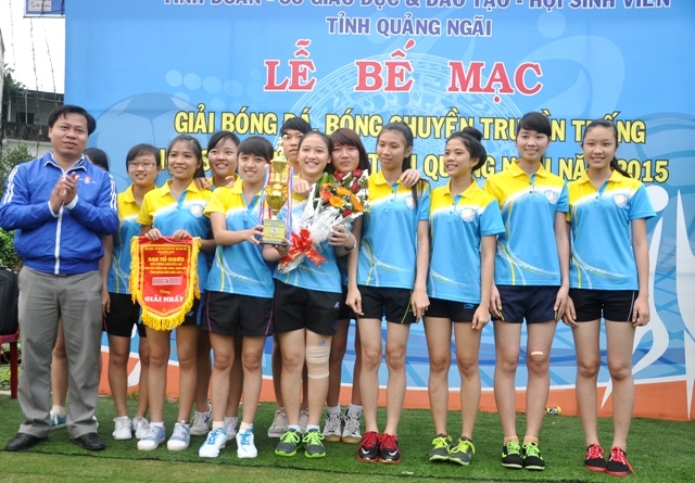 Đội tuyển bóng chuyền nữ trường Đại học TC-KT nhận chức vô địch 