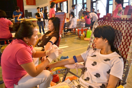 Sinh viên Trường ĐH Phạm Văn Đồng tham gia hiến máu tình nguyện.