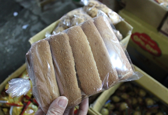 Nhiều loại bánh bị chia nhỏ trong các mẫu bao bì không có nhãn mác tiềm ẩn nhiều nguy cơ cho sức khỏe người sử dụng