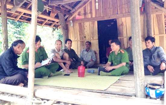 Công an huyện Ba Tơ gặp gỡ, tuyên truyền cho người dân không nghi kỵ đồ  độc tại xã Ba Dinh.