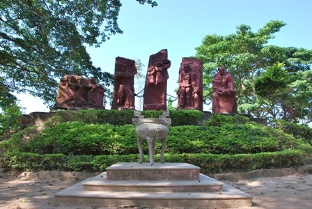  Cụm tượng đài di tích Nhà tù Lao Bảo