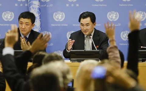 Phó Đại sứ Triều Tiên tại Liên Hợp Quốc An Myong Hun phát biểu trong cuộc họp báo tại trụ sở của Liên Hợp Quốc tại New York. (ảnh: AP)