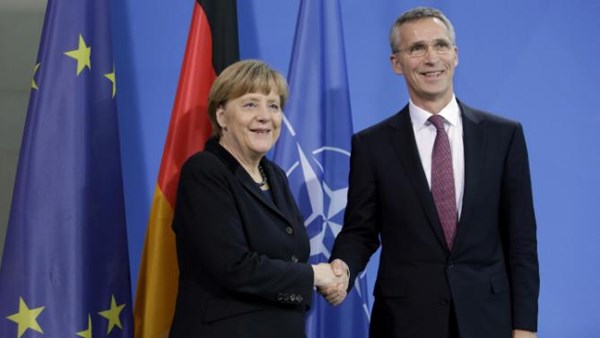 Tổng thư ký NATOJens Stoltenberg (phải) tại cuộc gặp với Thủ tướng Đức Angela Merkel (Ảnh: AP)