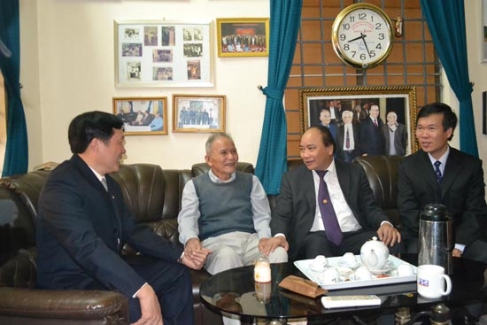 Phó Thủ tướng Chính phủ Nguyễn Xuân Phúc và các đồng chí lãnh đạo tỉnh thăm và chúc Tết đồng chí Lê Tấn Toả năm 2013.