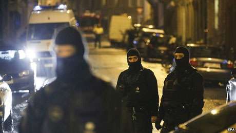  Hiện trường cuộc đột kích của cảnh sát Bỉ. (Ảnh: EPA)