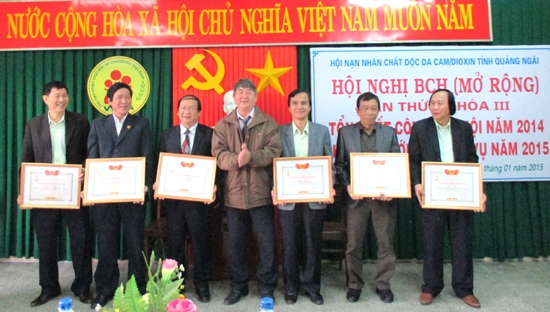 Trao Kỷ niệm chương của Trung ương Hội NNCĐDC Việt Nam cho các cá nhân.