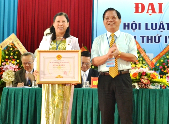 Chủ tịch UBND tỉnh Lê Viết Chữ tặng bằng khen cho Hội Luật gia tỉnh.