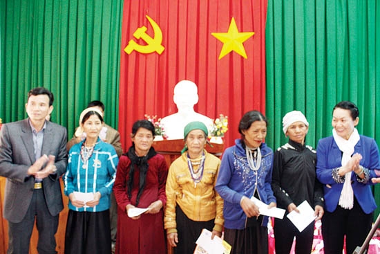 Bà Bùi Thị Hòa-Phó Chủ tịch Trung ương Hội LHPN Việt Nam (đầu tiên, bên phải) trao quà cho các gia đình chính sách.          Ảnh: T.P
