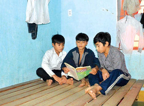 Học sinh Trường Phổ thông Dân tộc Bán trú THCS Ba Xa sinh hoạt trong điều kiện thiếu thốn.