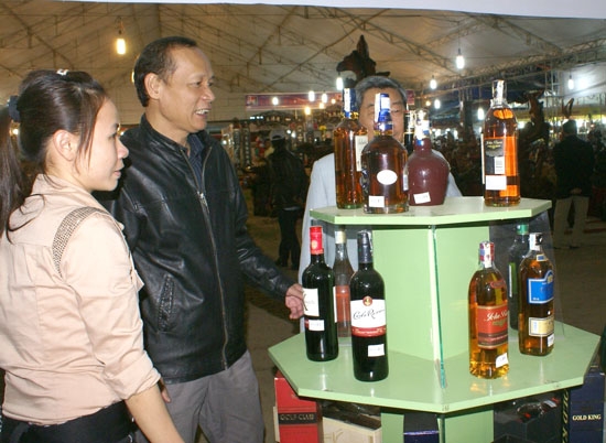 Giám đốc Sở Công thương Nguyễn Xuân Thủy khảo sát điểm kinh doanh rượu trên địa bàn TP.Quảng Ngãi.