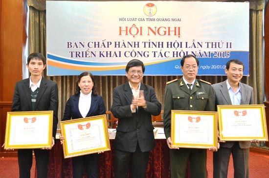 Đồng chí Nguyễn Chín - Ủy viên BTV, Chủ nhiệm Ủy ban Kiểm tra Tỉnh ủy, trao bằng khen của Hội Luật gia Việt Nam cho các tập thể và cá nhân.