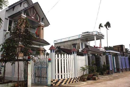 Nhiều hộ dân ở xã Nghĩa Phú xây dựng nhà tầng hiện đại, khang trang.