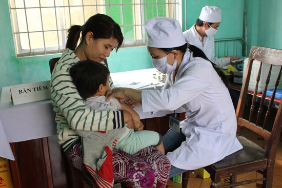 Phụ huynh đưa con đến tiêm phòng bệnh sởi- rubella tại xã Sơn Hải