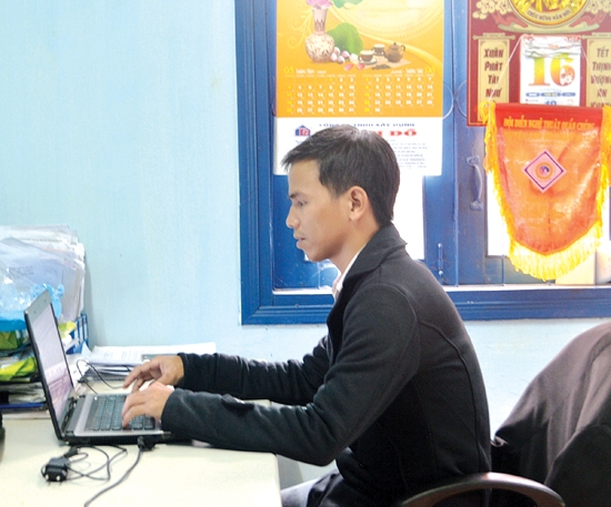 Anh Đinh Văn Phú với công việc của mình.