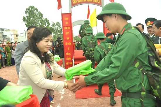 Lãnh đạo tỉnh tặng quà cho thanh niên Bình Sơn lên đường nhập ngũ năm 2014.                                                                                                                                                           Ảnh: Xuân Thiên