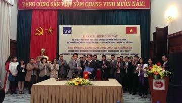 Thống đốc Ngân hàng Nhà nước Nguyễn Văn Bình và ông Tomoyuki Kimura, Giám đốc Quốc gia ADB Việt Nam tại Lễ ký kết. (Ảnh: Ly Ly)