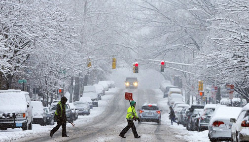 Cảnh sát và các lực lượng chức năng khác đã phải tham gia dọn dẹp đường phố dày đặc tuyết phủ để đảm bảo an toàn giao thông.