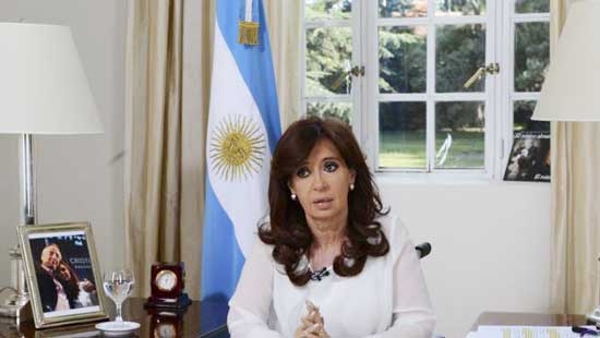Theo AP, ngày 26-1, Tổng thống Argentina Cristina Kirchner (ảnh) cho biết sẽ giải tán cơ quan tình báo nước này sau khi xuất hiện những nghi vấn liên quan đến việc các điệp viên đứng sau cái chết của ông Alberto Nisman, một công tố viên đang điều tra vụ đánh bom một trung tâm cộng đồng người Do Thái hồi năm 1994.